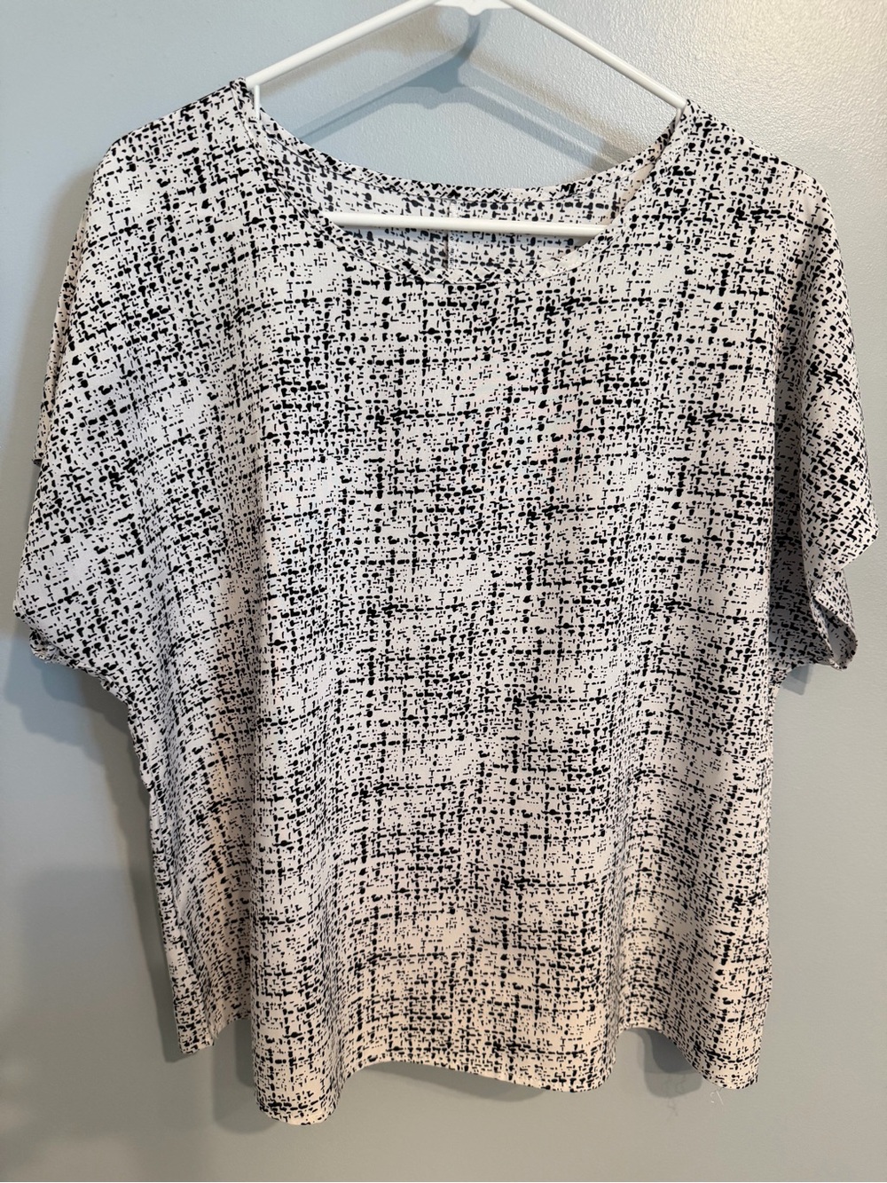Women's Black & White Print Short Sleeve Top